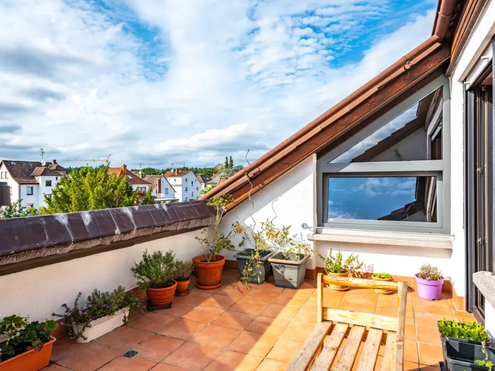 Obertshausen: Gemütliche 2-Zimmer-Wohnung mit Dachterrasse in kleiner Wohneinheit und ruhiger Lage