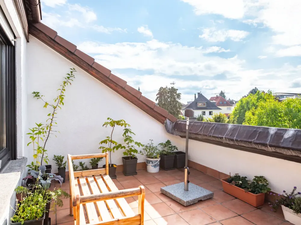Obertshausen: Gemütliche 2-Zimmer-Wohnung mit Dachterrasse in kleiner Wohneinheit und ruhiger Lage