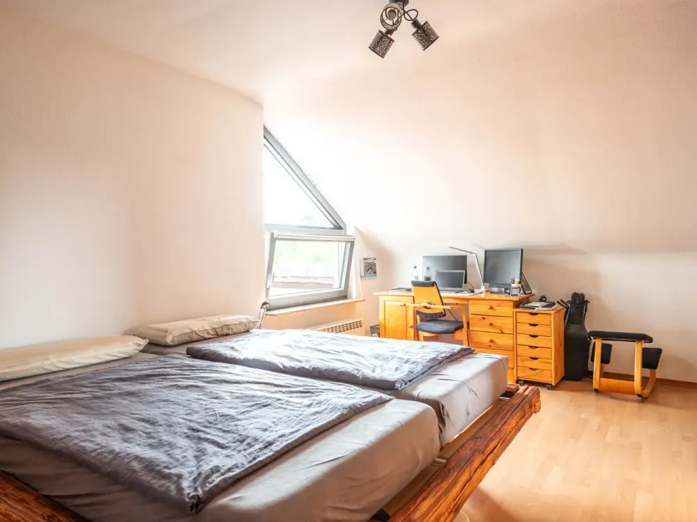 Obertshausen: Gemütliche 2-Zimmer-Wohnung mit Dachterrasse in kleiner Wohneinheit und ruhiger Lage