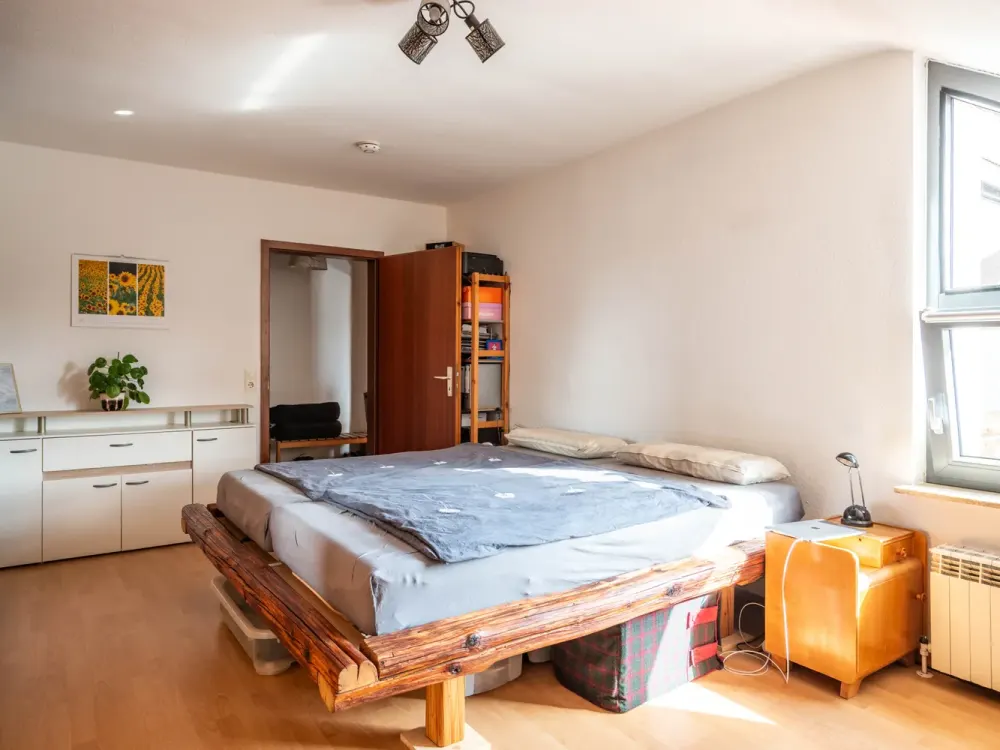 Obertshausen: Gemütliche 2-Zimmer-Wohnung mit Dachterrasse in kleiner Wohneinheit und ruhiger Lage