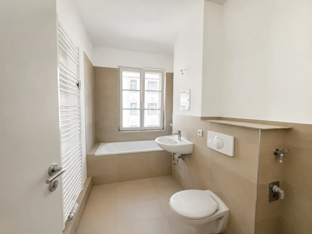Helles WG-Zimmer in frisch sanierter Wohnung