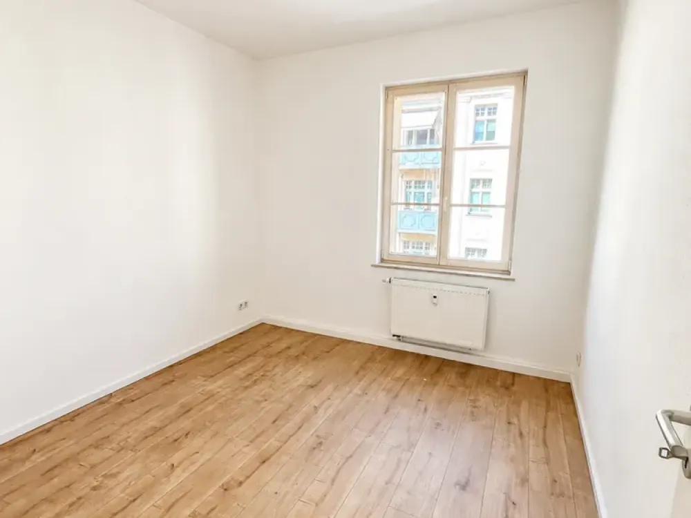 Helles WG-Zimmer in frisch sanierter Wohnung