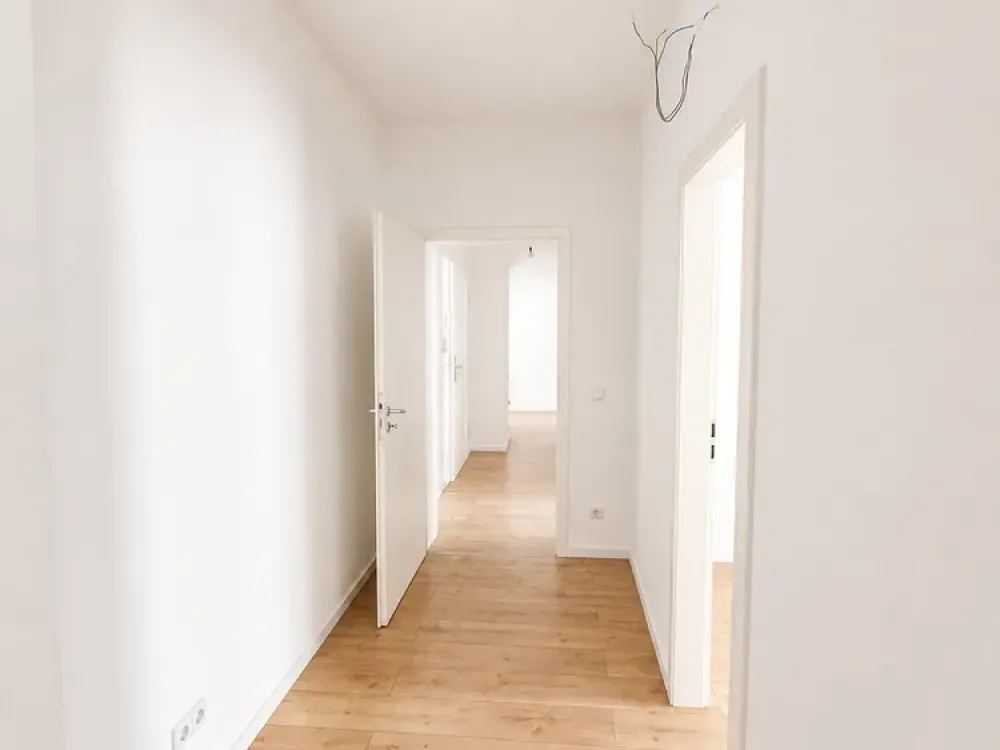 Helles WG-Zimmer in frisch sanierter Wohnung