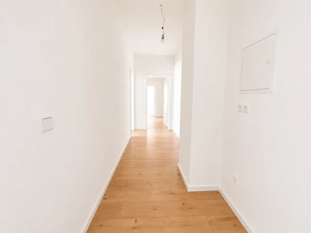 Helles WG-Zimmer in frisch sanierter Wohnung
