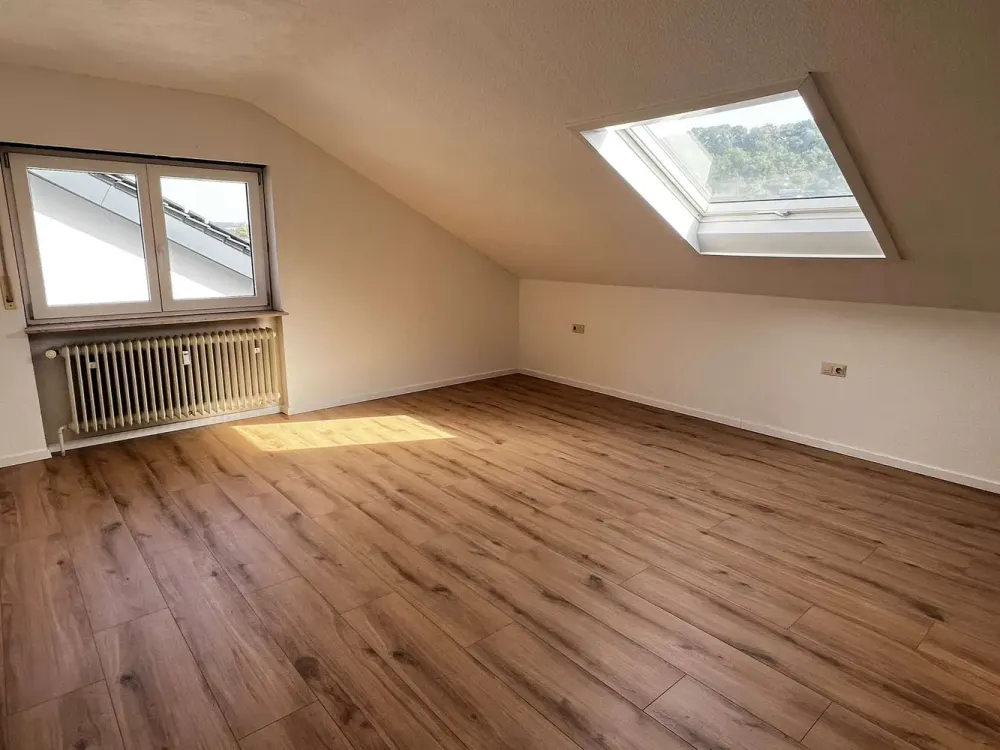 Frisch renovierte 3-Zim. DG-Whg in ruhiger Lage von Königsbach zu vermieten!