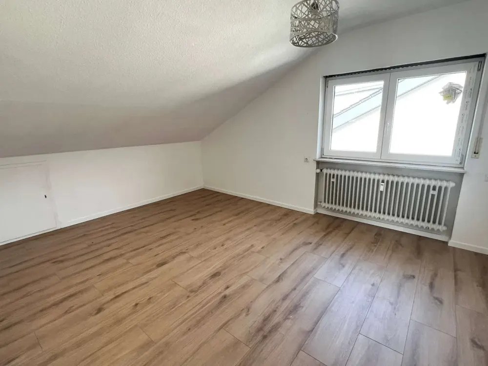 Frisch renovierte 3-Zim. DG-Whg in ruhiger Lage von Königsbach zu vermieten!