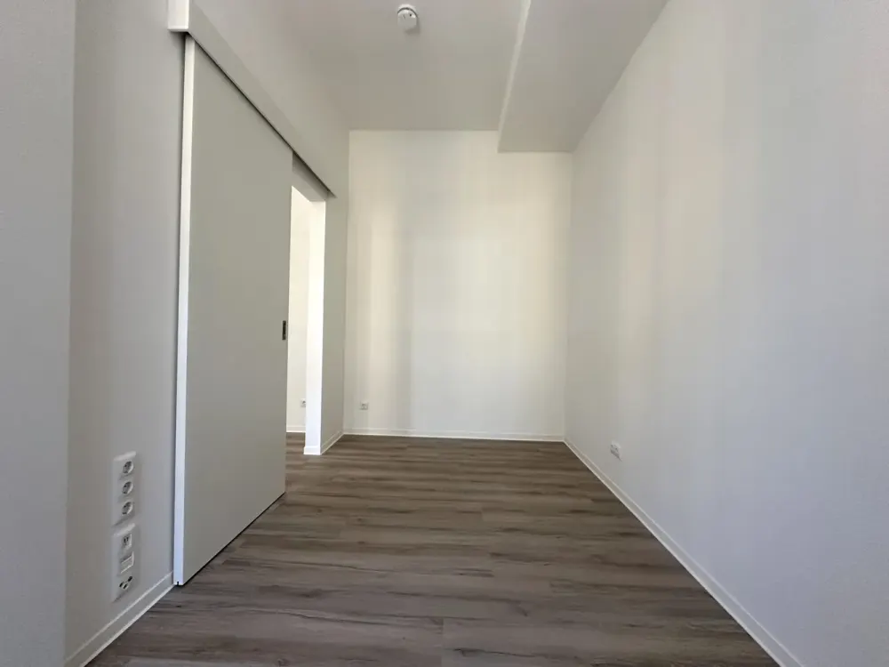 Zentral & stilvoll, 3-Zimmer-Wohnung mit Loggia im sanierten Altbau | Optional mit EBK