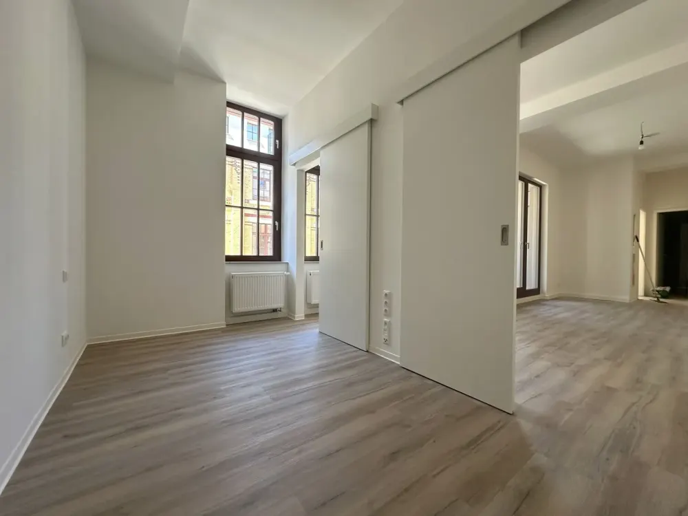 Zentral & stilvoll, 3-Zimmer-Wohnung mit Loggia im sanierten Altbau | Optional mit EBK