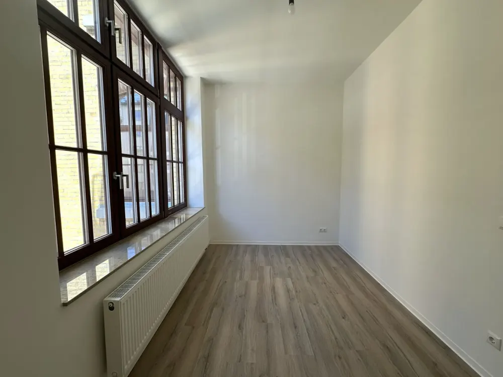 Zentral & stilvoll, 3-Zimmer-Wohnung mit Loggia im sanierten Altbau | Optional mit EBK