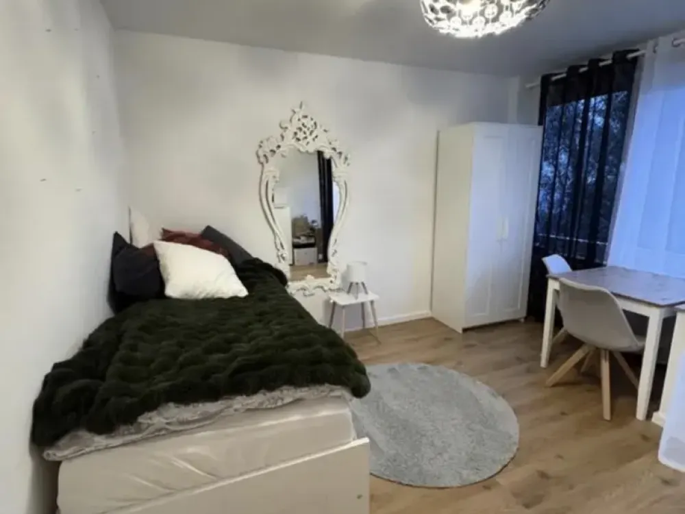 Compact 1-Room Apartment: Living in Köln-Holweide