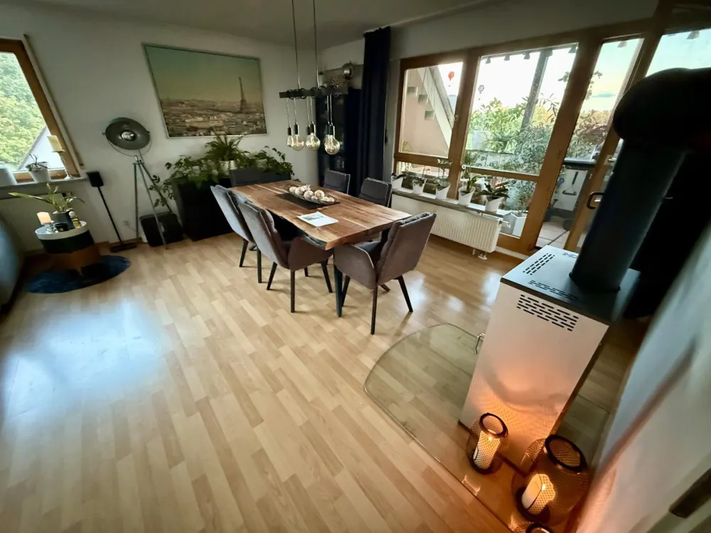 Traumhafte 4 Zi DG Wohnung im Grünen