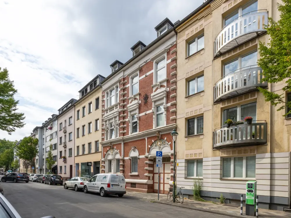 * Dachgeschosswohnung in Pempelfort * - auch für WG-geeignet