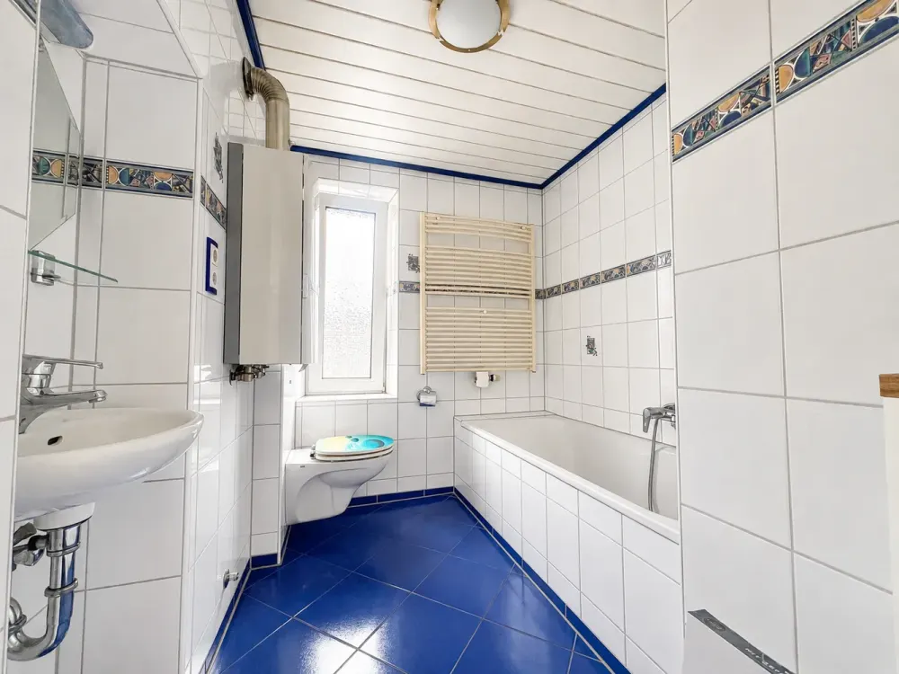 * Dachgeschosswohnung in Pempelfort * - auch für WG-geeignet