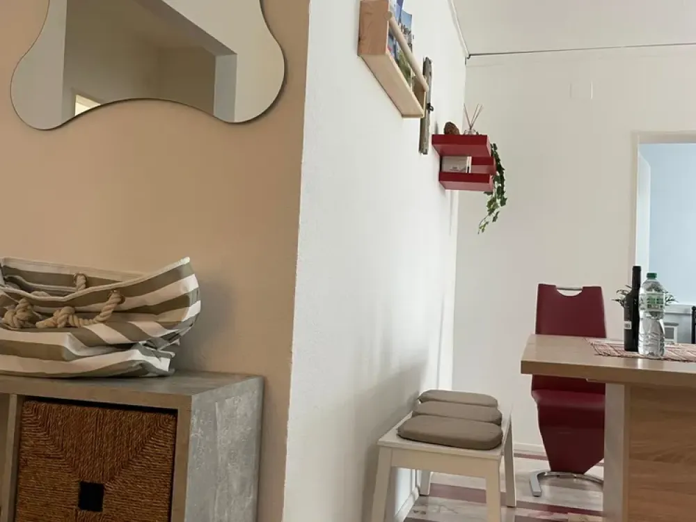 السكن المؤقت: شقة مكونة من غرفتين مؤثثة بالكامل بذوق في الطابق السفلي