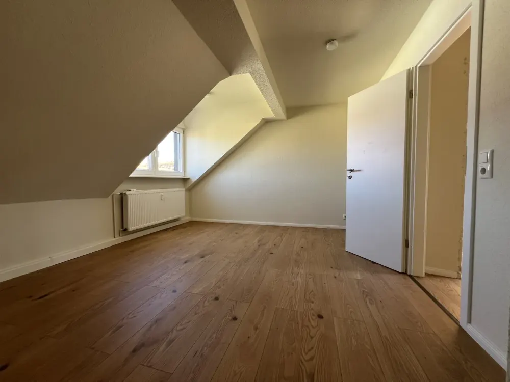 Frisch modernisiert! - Gemütliche 3-Raum-Wohnung mit EBK und PKW-Stellplatz!