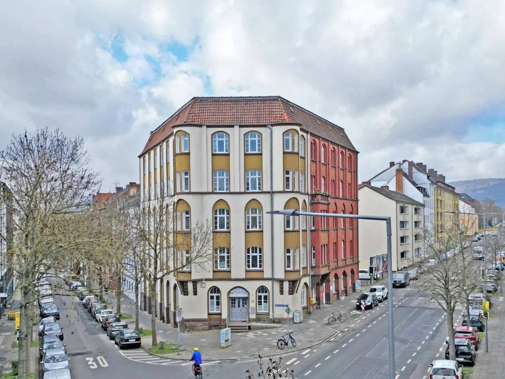 Spacious and Bright: 3-Room Old Building Apartment in Vorderer Westen