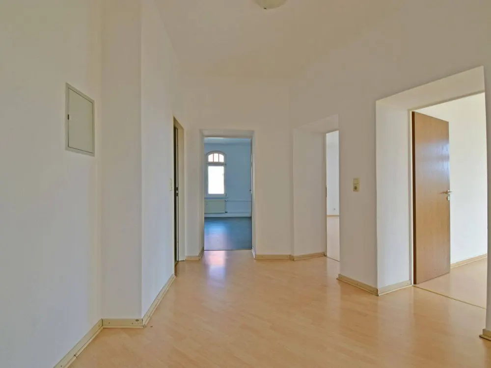 Spacious and Bright: 3-Room Old Building Apartment in Vorderer Westen