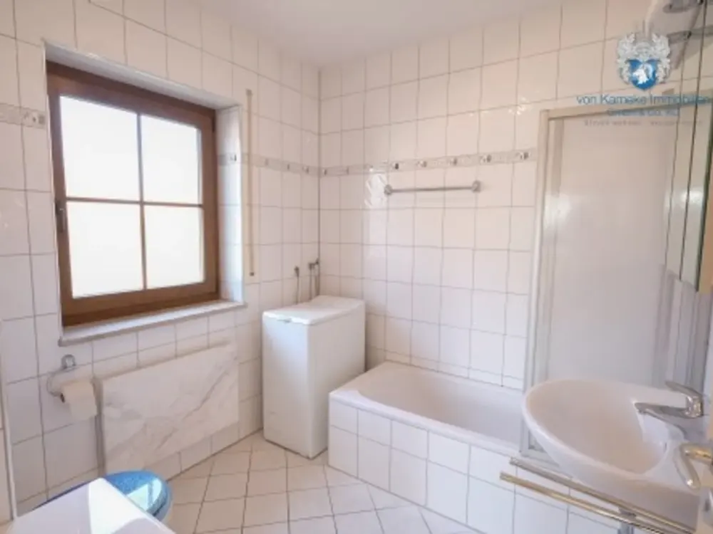 Möblierte 2-Zimmer-Wohnung mit Balkon & Stellplatz/Garage, furnished 2-room apt. + parking