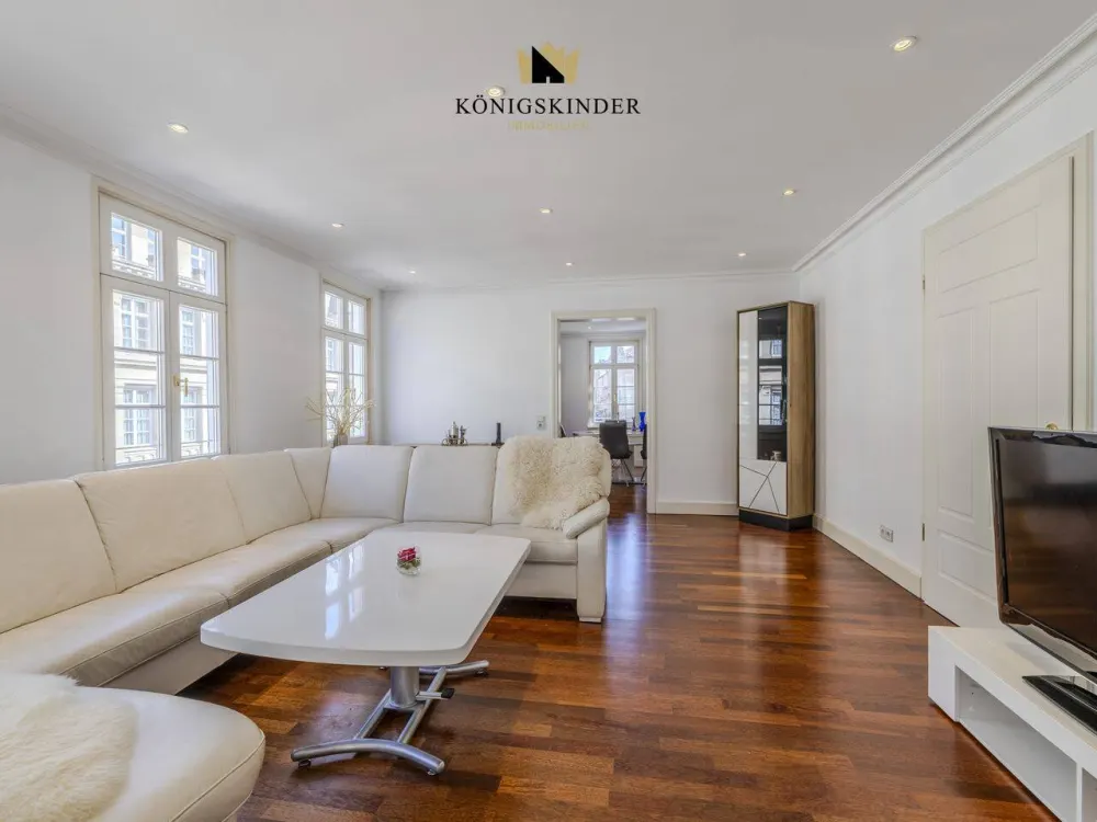 Between Staatsgalerie and City Life - Unfurnished 130 m² Apartment Full of Light and Character