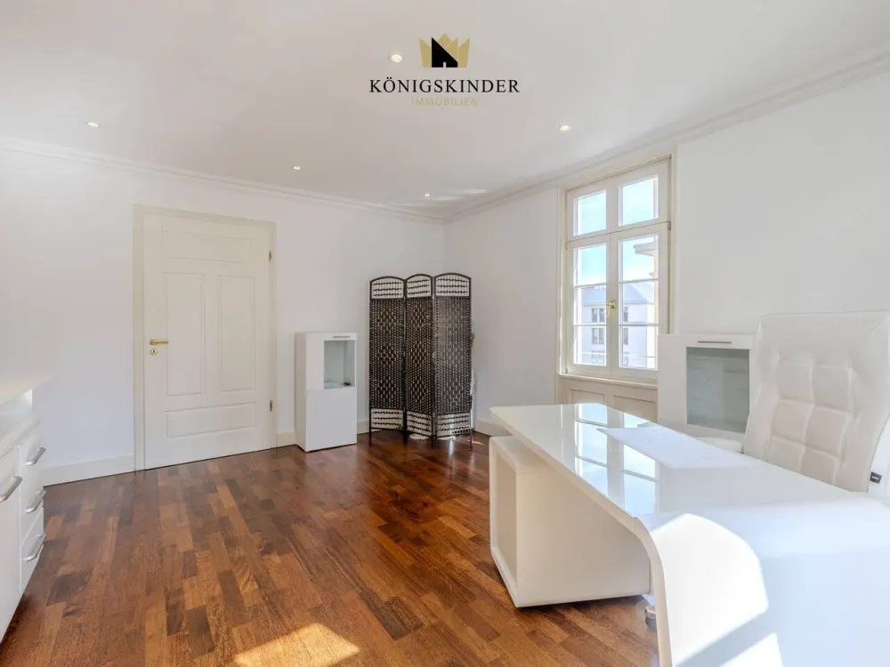 Between Staatsgalerie and City Life - Unfurnished 130 m² Apartment Full of Light and Character