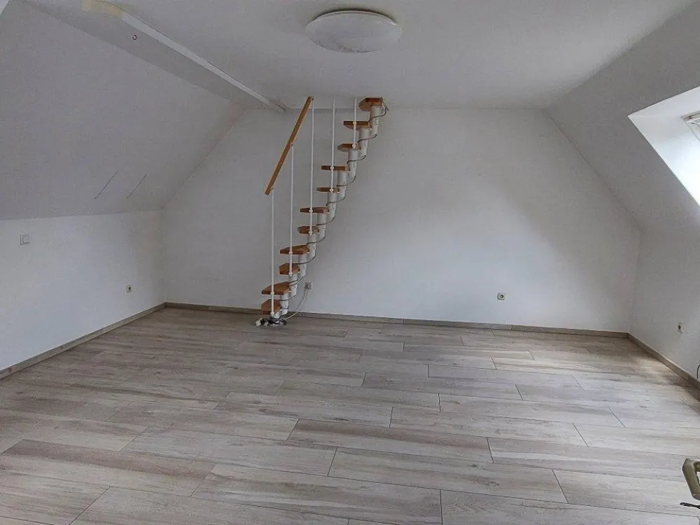 Wunderschöne helle Dachgeschoss-Wohnung in gehobener Ausstattung