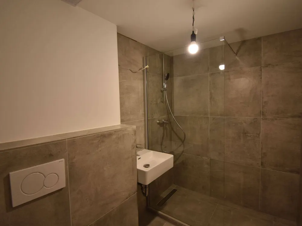 ERSTBEZUG nach Sanierung! Zentrale 2-Zi-Whg mit Balkon