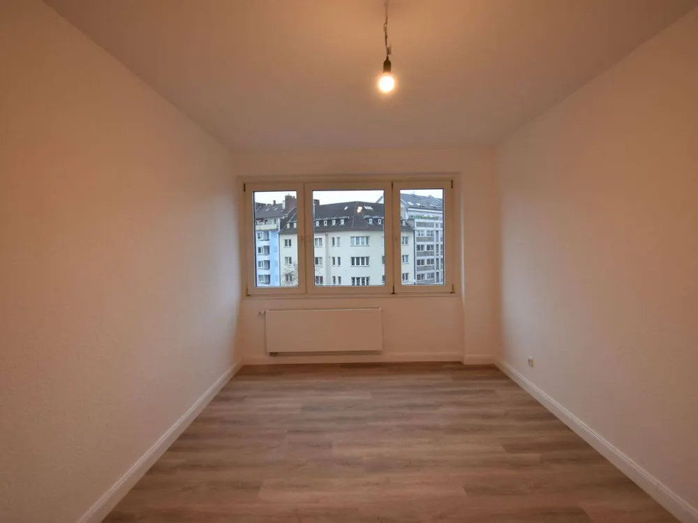 ERSTBEZUG nach Sanierung! Zentrale 2-Zi-Whg mit Balkon