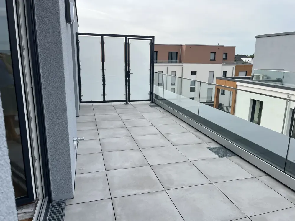 Neubau Penthouse: Klimatisierte 2-Zimmer-Wohnung in Niederdorfelden