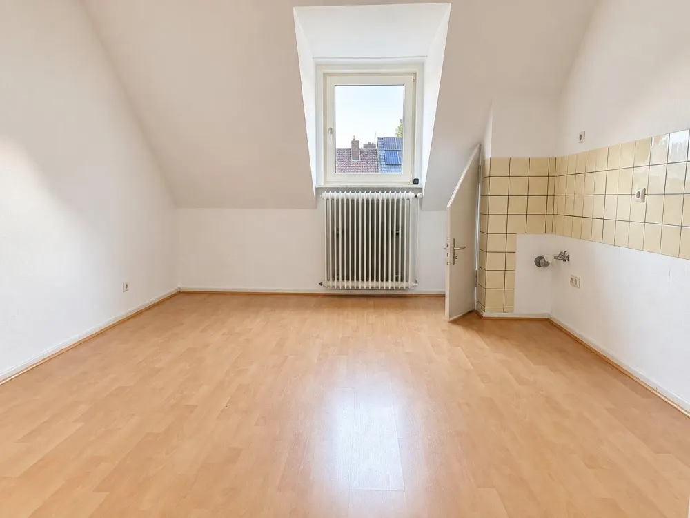 Helle 2-Zimmer-Dachgeschoss-Wohnung mit großer Wohnküche