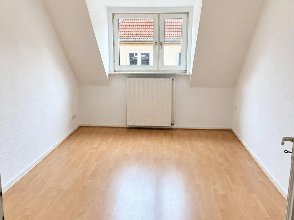 Helle 2-Zimmer-Dachgeschoss-Wohnung mit großer Wohnküche