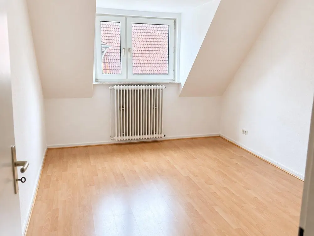Helle 2-Zimmer-Dachgeschoss-Wohnung mit großer Wohnküche
