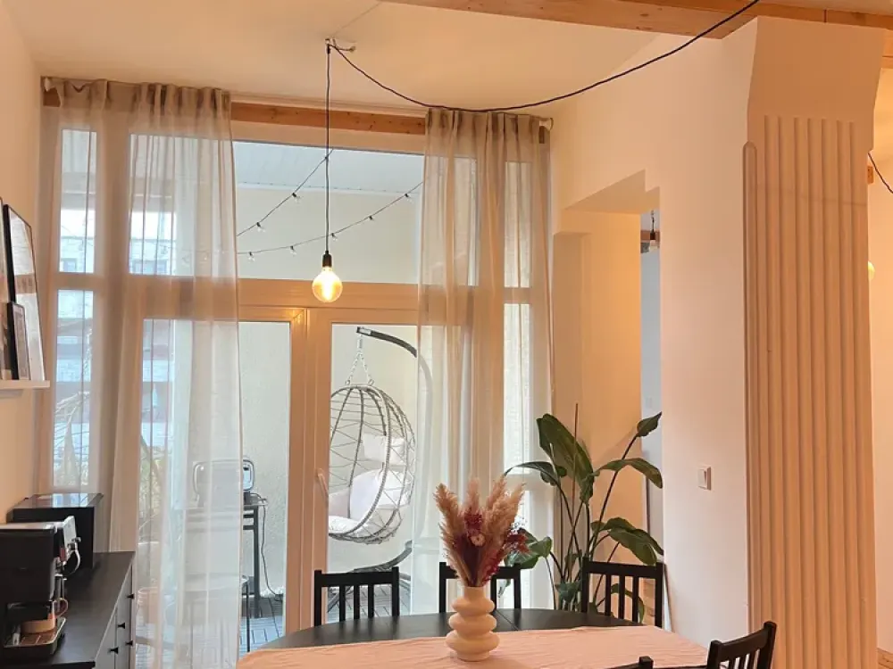 Helle, lichtdurchflutete, großzügig geschnittene 3-Zimmer-Wohnung mit Balkon in Düsseldorf
