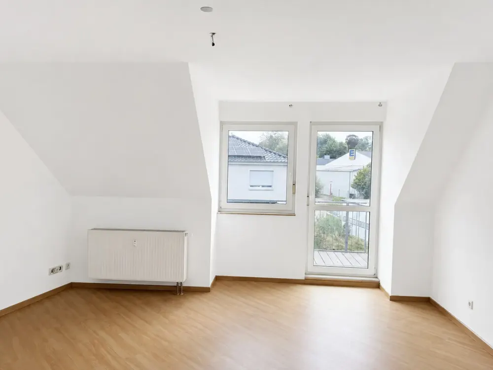 2-Zimmer-Dachgeschosswohnung mit Balkon in Brandis, renoviert, frei ab 1. Oktober