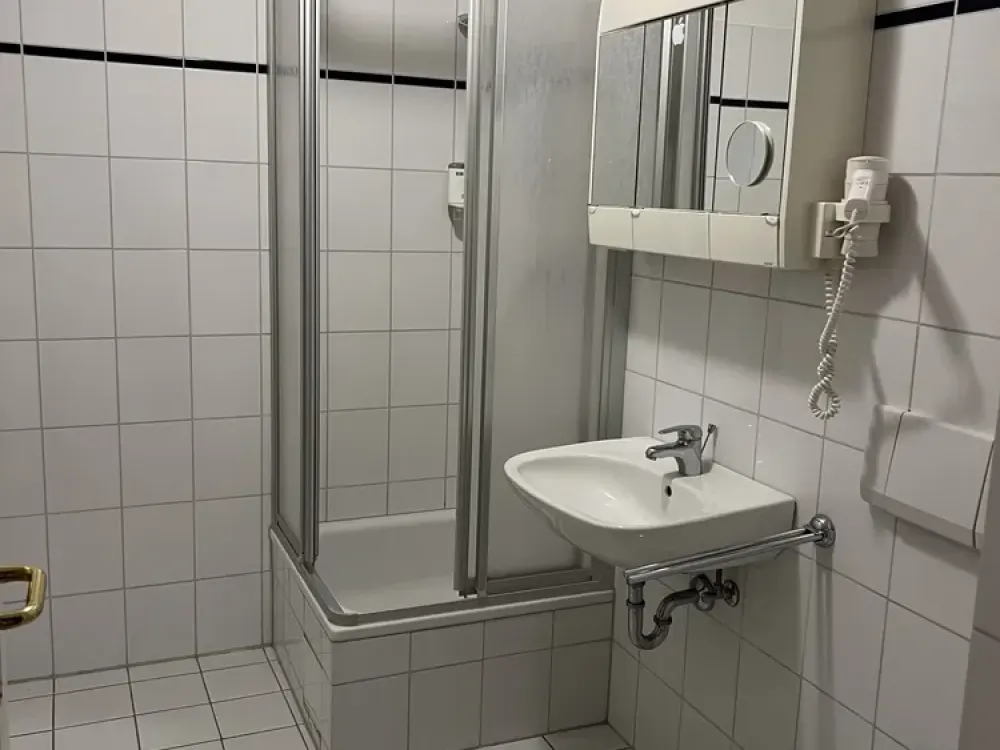 Furnished Apartment for 2 | All-Inclusive Rent incl. Electricity & Internet | U6 to Frankfurt