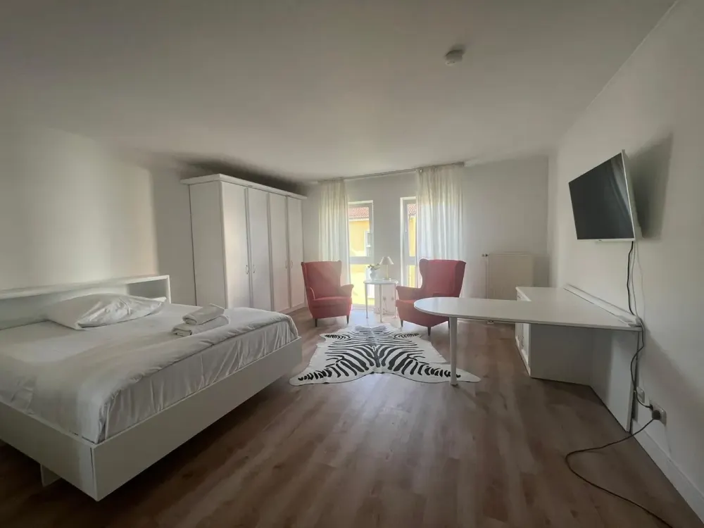 Furnished Apartment for 2 | All-Inclusive Rent incl. Electricity & Internet | U6 to Frankfurt