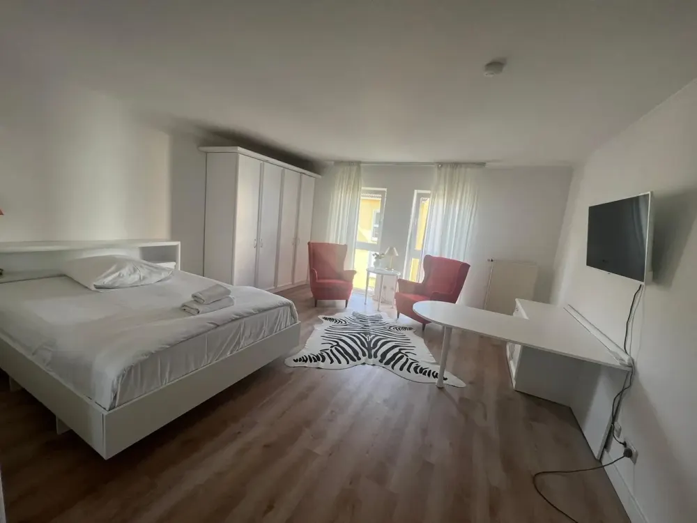 Furnished Apartment for 2 | All-Inclusive Rent incl. Electricity & Internet | U6 to Frankfurt