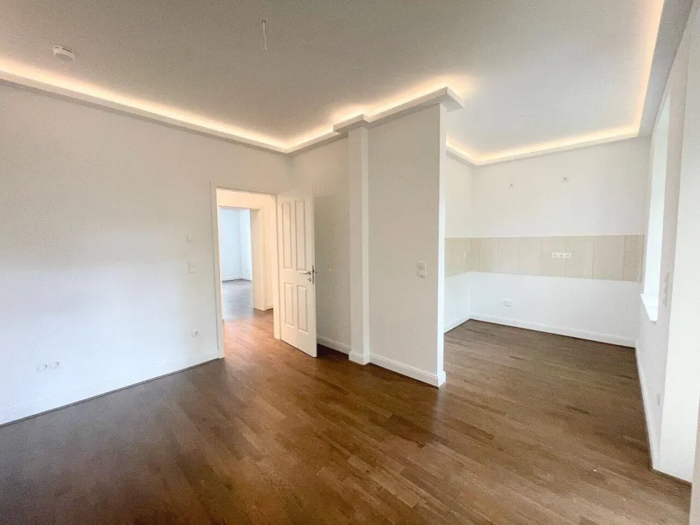 عش أنيق! + باركيه داكن + تدفئة أرضية + شرفة + حمام بحوض استحمام ودش + إضاءة LED