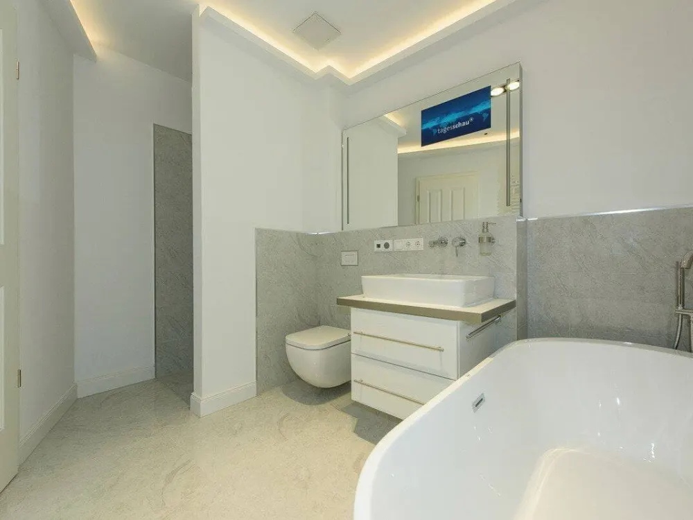 عش أنيق! + باركيه داكن + تدفئة أرضية + شرفة + حمام بحوض استحمام ودش + إضاءة LED