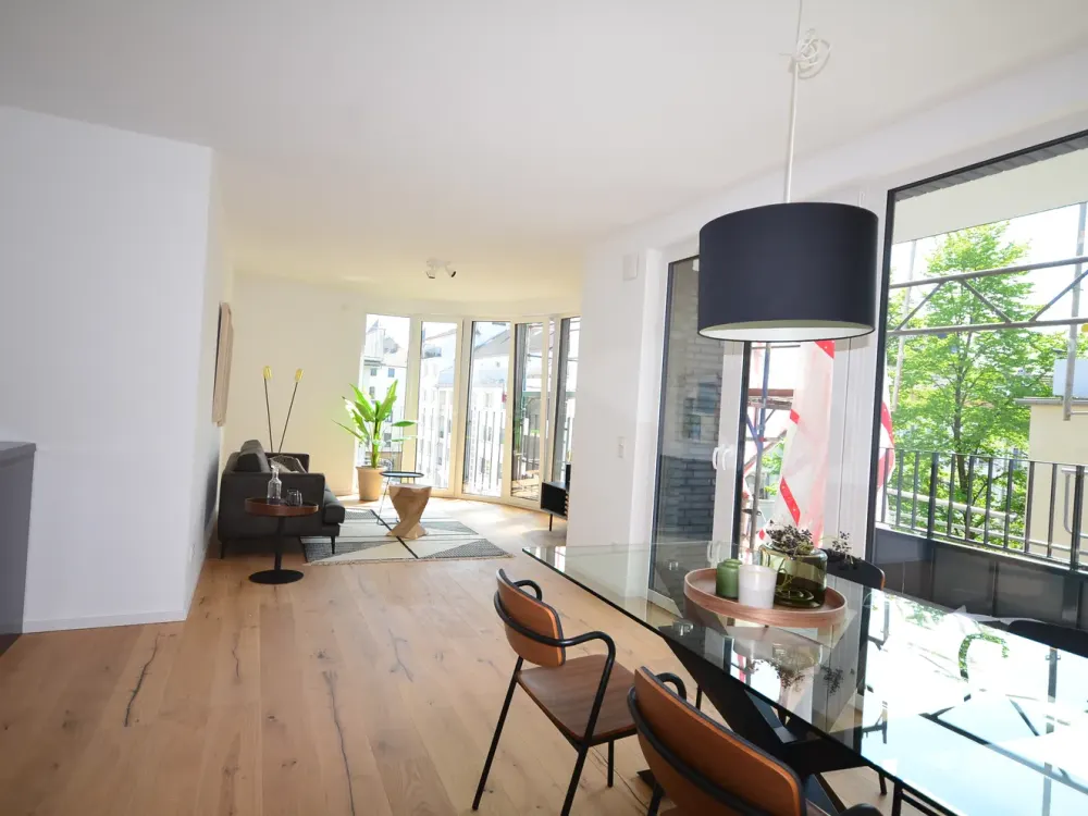 Top geschnittene 3-Zi -Komfort-Whg. mit Balkon, EBK u. TG !