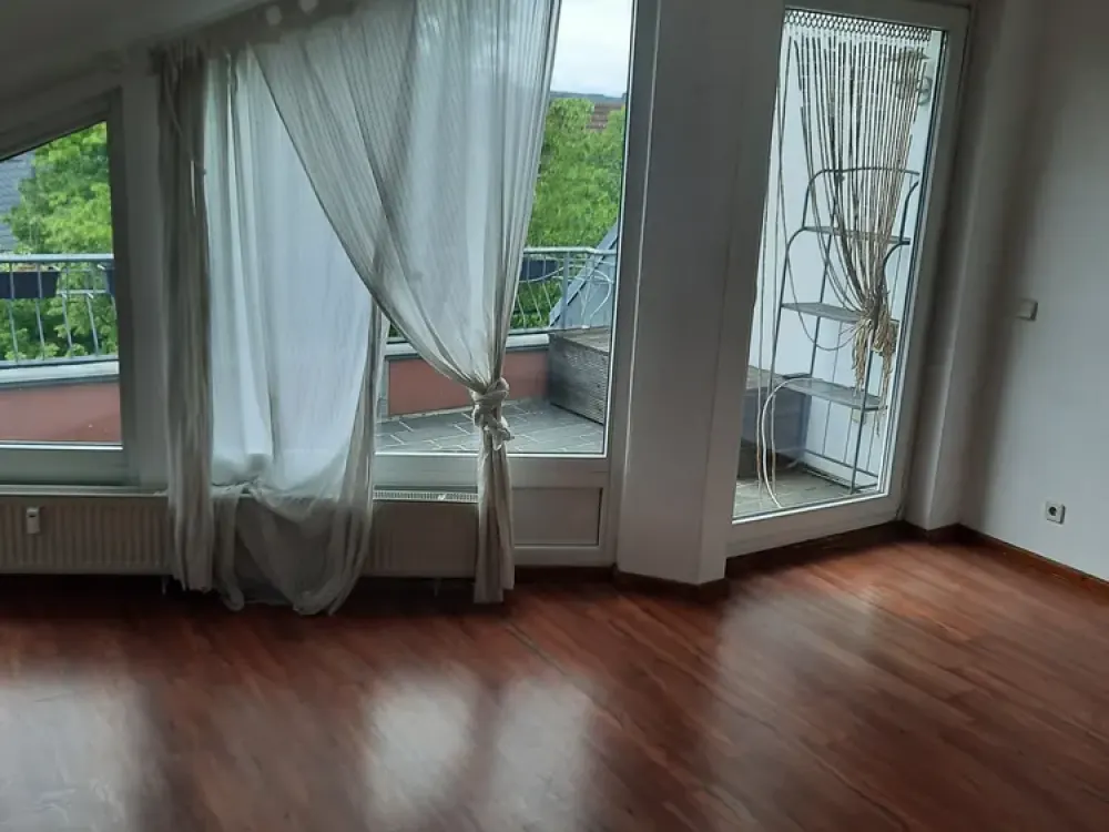 Helle Dachgeschosswohnung mit Balkon, Einbauküche und großzügigen Fensterflächen