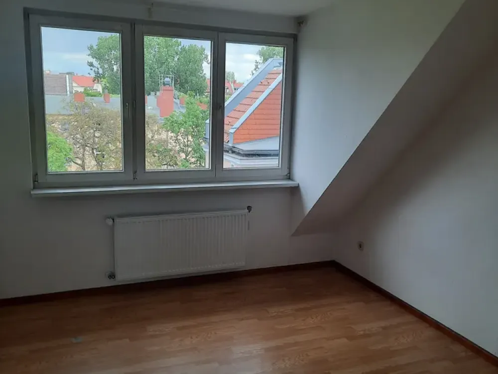 Helle Dachgeschosswohnung mit Balkon, Einbauküche und großzügigen Fensterflächen