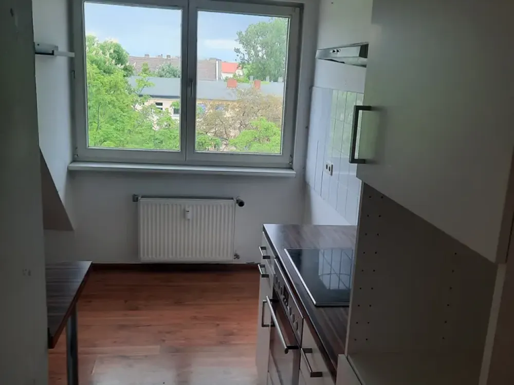 Helle Dachgeschosswohnung mit Balkon, Einbauküche und großzügigen Fensterflächen