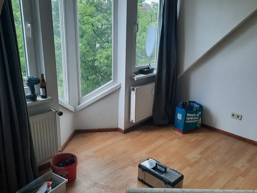 Helle Dachgeschosswohnung mit Balkon, Einbauküche und großzügigen Fensterflächen