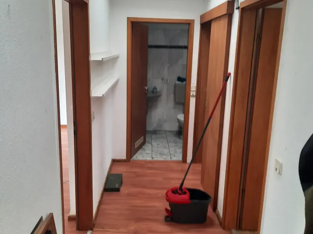 Helle Dachgeschosswohnung mit Balkon, Einbauküche und großzügigen Fensterflächen