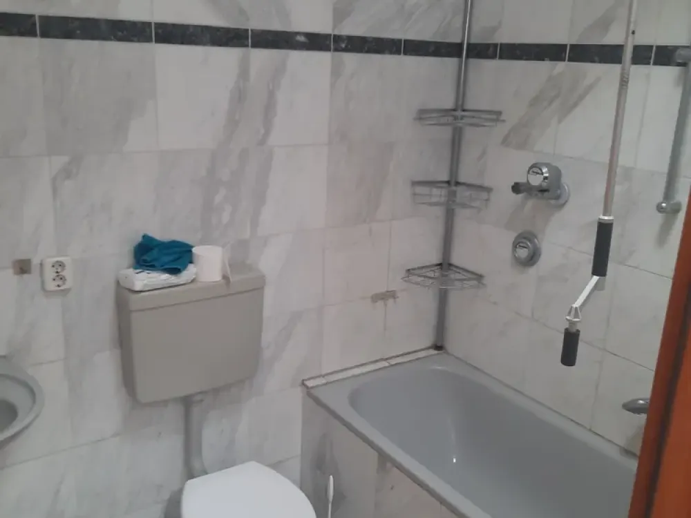 Helle Dachgeschosswohnung mit Balkon, Einbauküche und großzügigen Fensterflächen