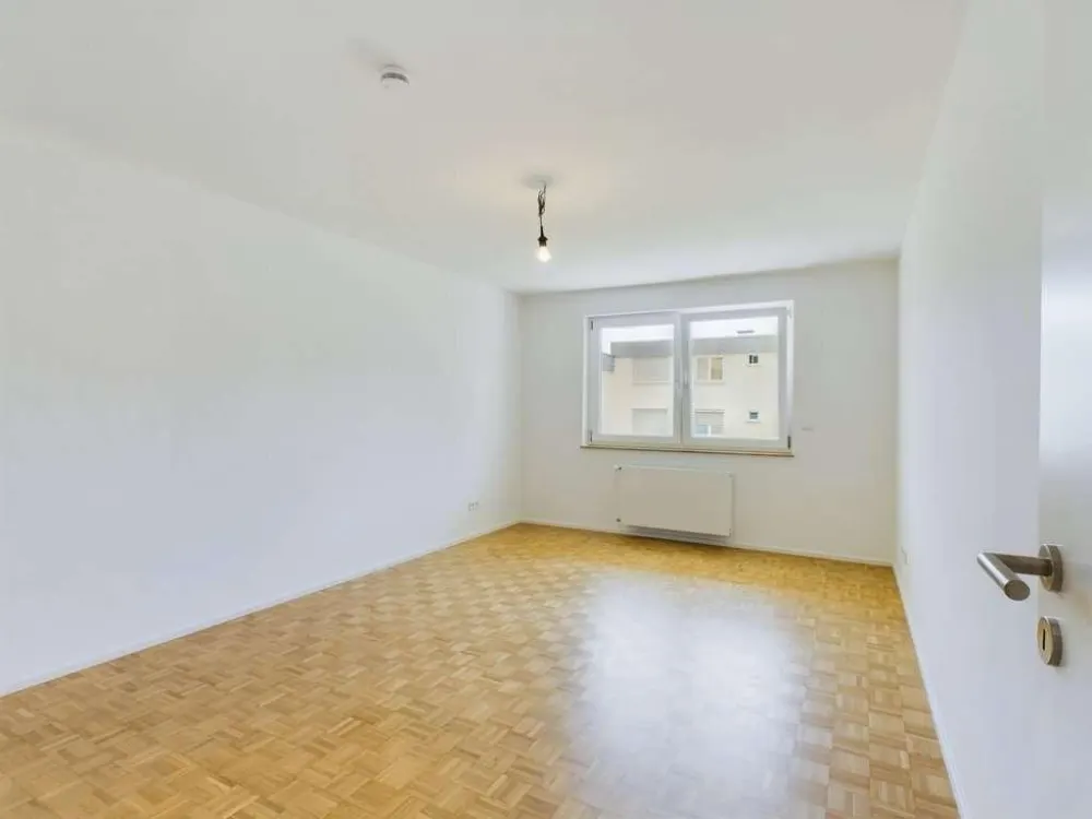 Neu sanierte 3-Zimmer-Wohnung mit moderner Küche, Pkw-Stellplatz in ruhiger aber zentraler Lage