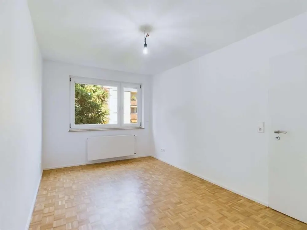 Neu sanierte 3-Zimmer-Wohnung mit moderner Küche, Pkw-Stellplatz in ruhiger aber zentraler Lage