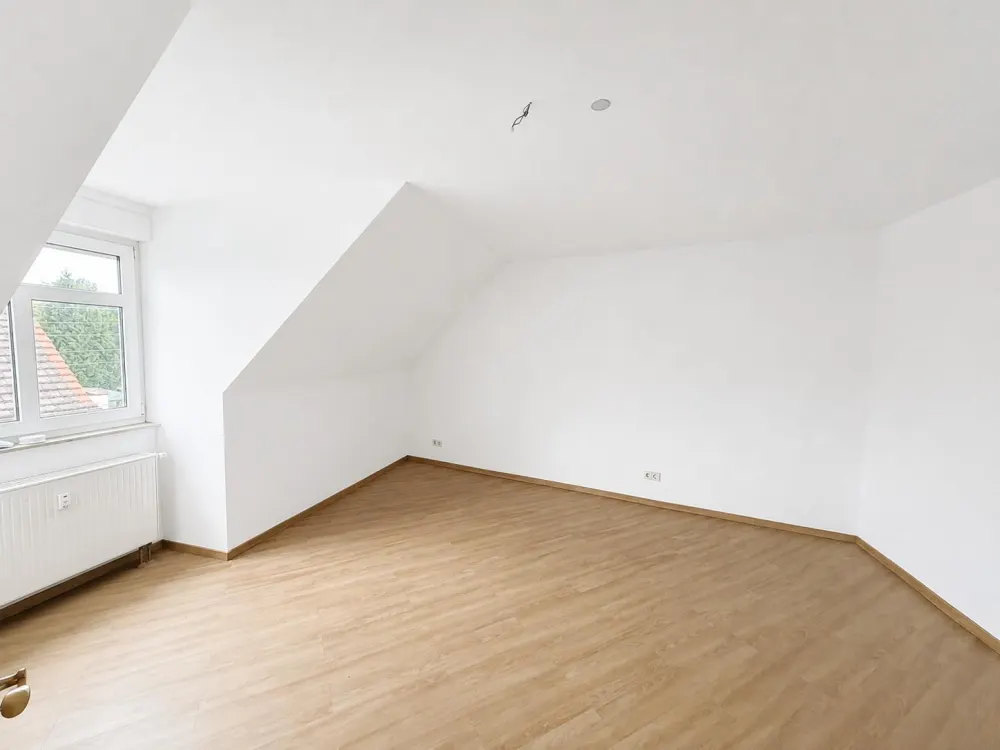 2-Zimmer-Dachgeschosswohnung mit Balkon in Brandis, renoviert, fr