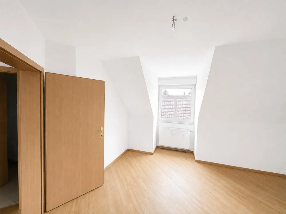2-Zimmer-Dachgeschosswohnung mit Balkon in Brandis, renoviert, fr
