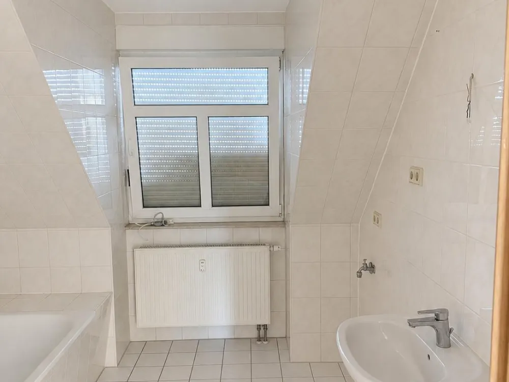 2-Zimmer-Dachgeschosswohnung mit Balkon in Brandis, renoviert, fr